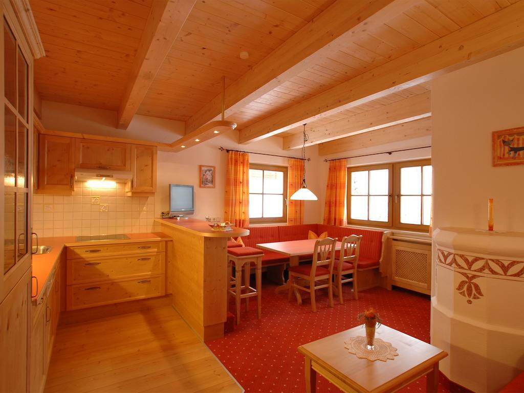 Hotel Garni Romantika Serfaus Kamer foto