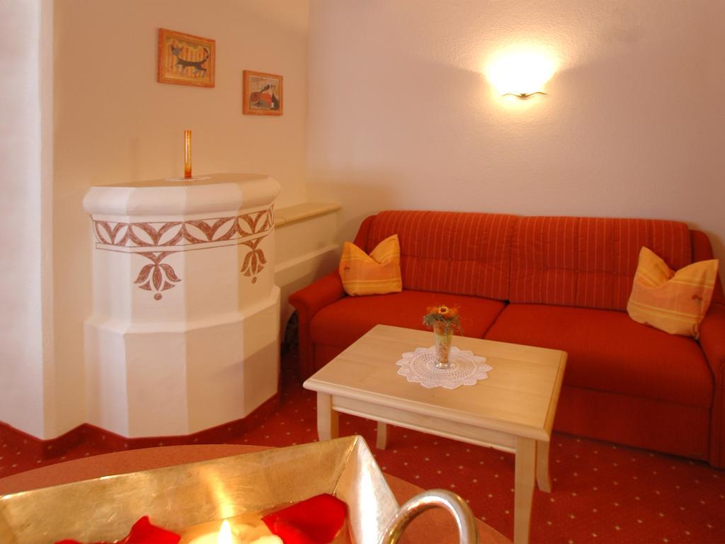 Hotel Garni Romantika Serfaus Kamer foto